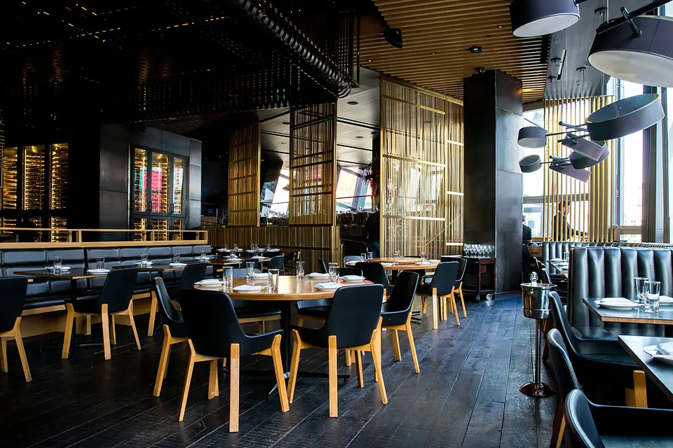 Salle de restaurant chaleureuse